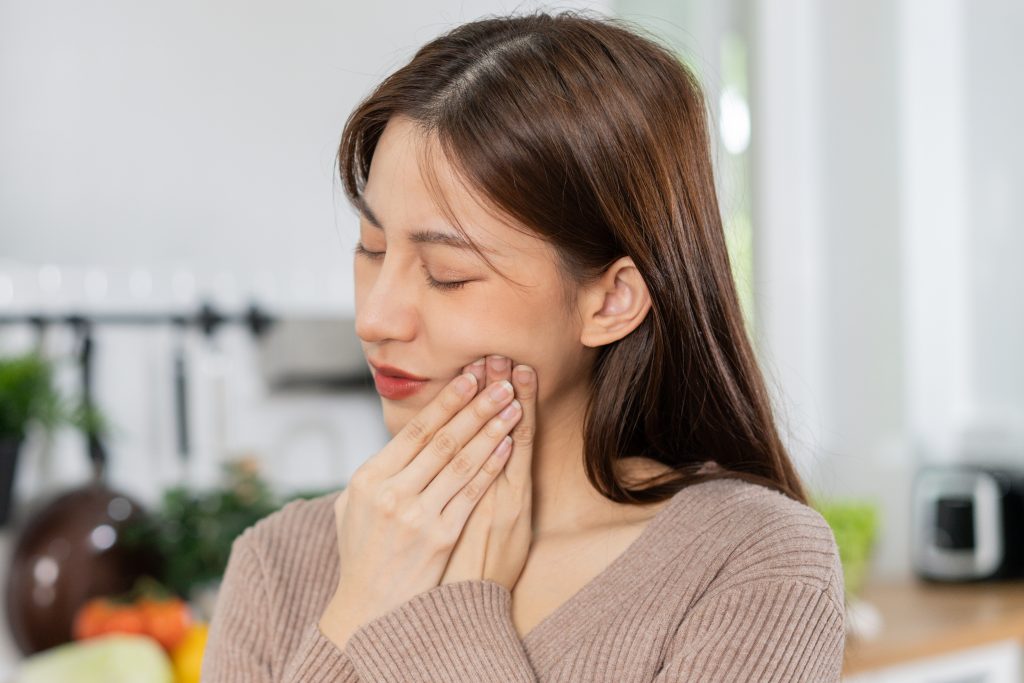 woman with jaw pain